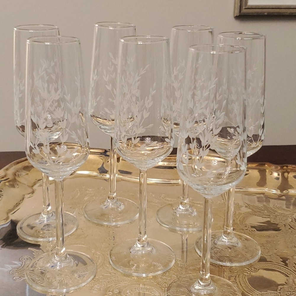 Please do not bid on this Champagne glasses 7. It is a copy of a sold listing!!!